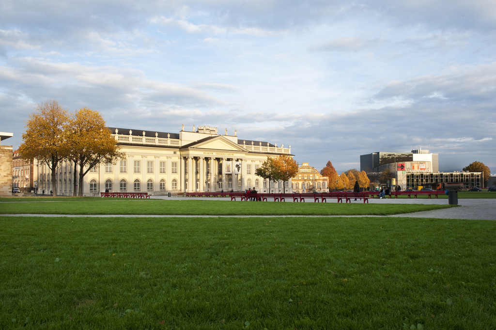 Blick über den Friedrichsplatz in Kassel mit Fridericianum und Staatstheater
