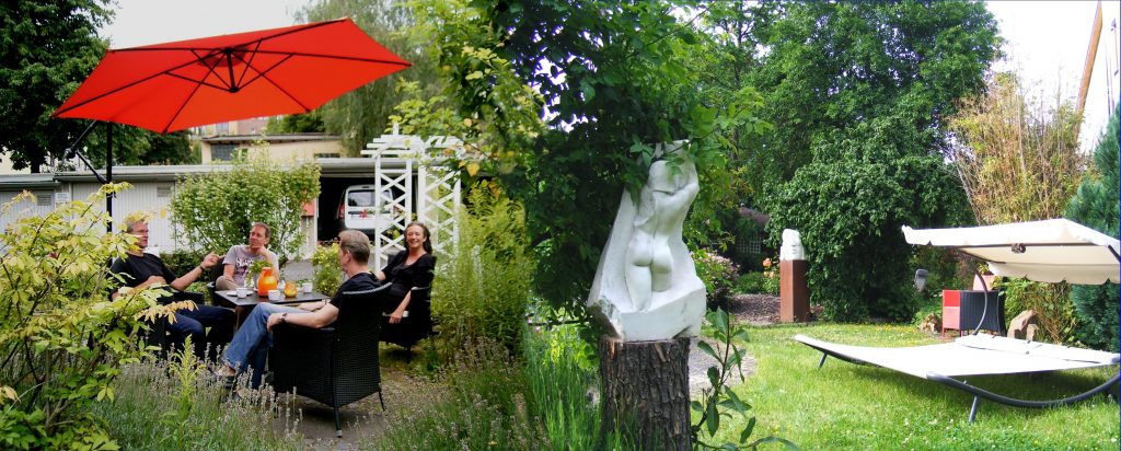 Garten mit Sitzgelegenheiten