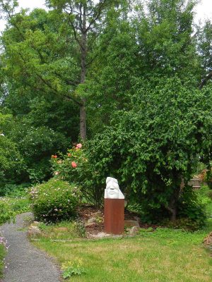 Blick in den hinteren Teil des Gartens mit Skulptur