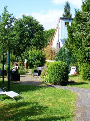 Garten mit Sitzgelegenheiten
