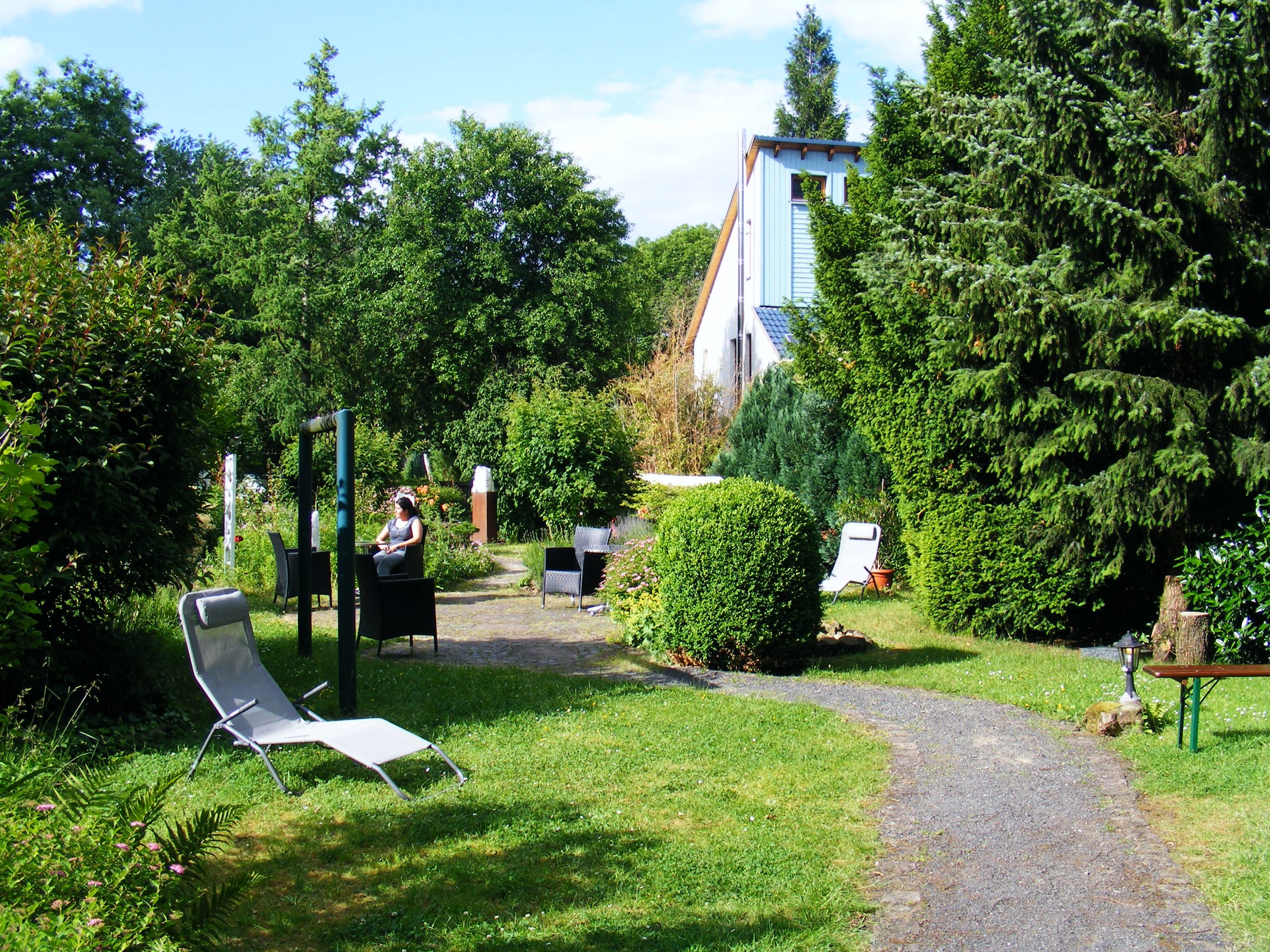 Garten mit Sitzgelegenheiten