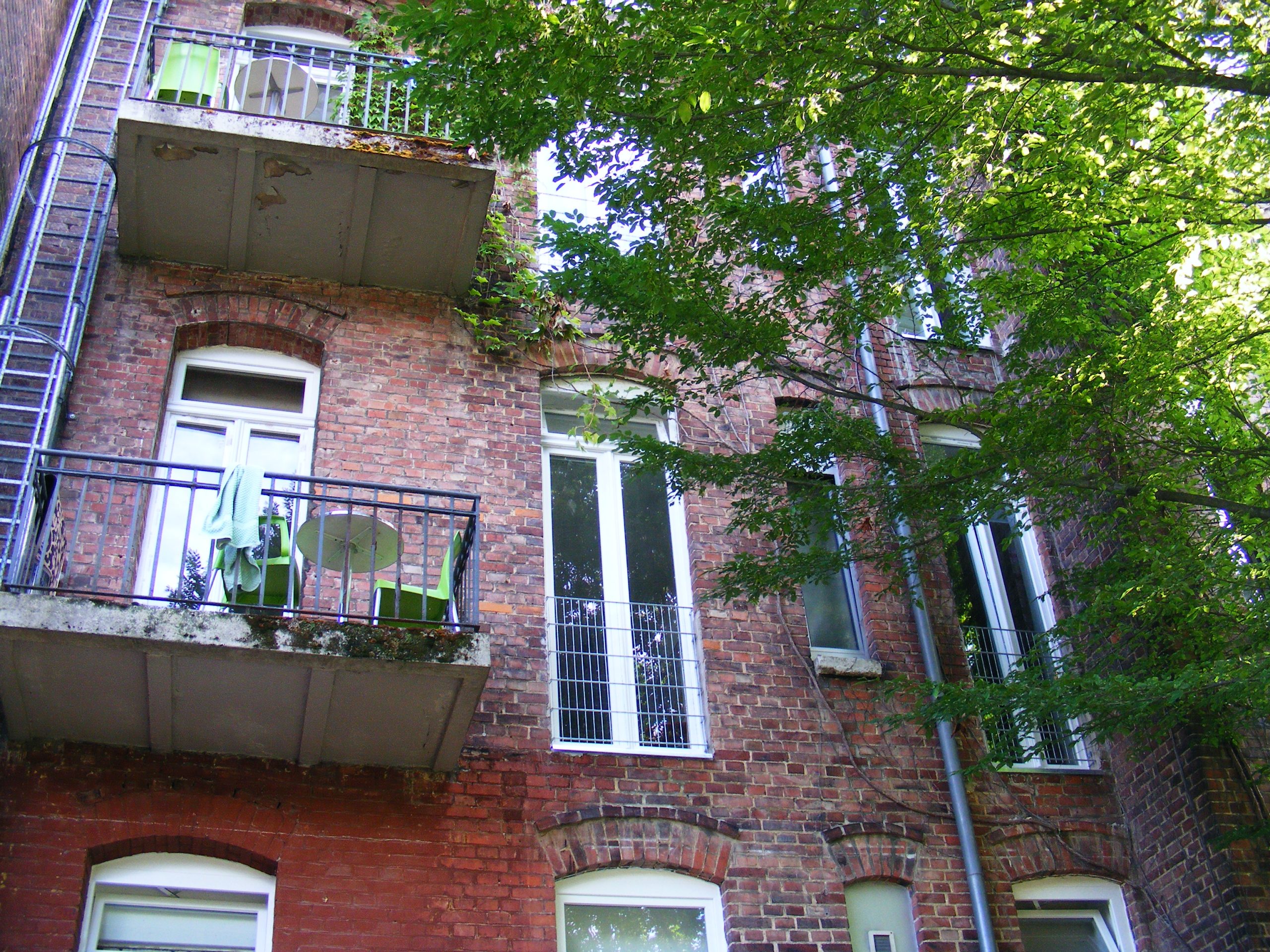 Hausansicht mit Balkonen vom Garten